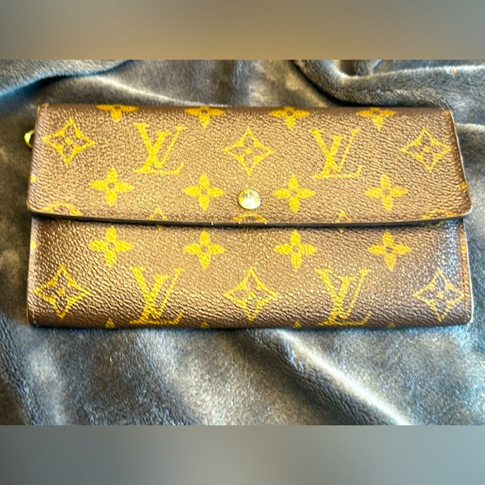 LV Signature Sarah Wallet